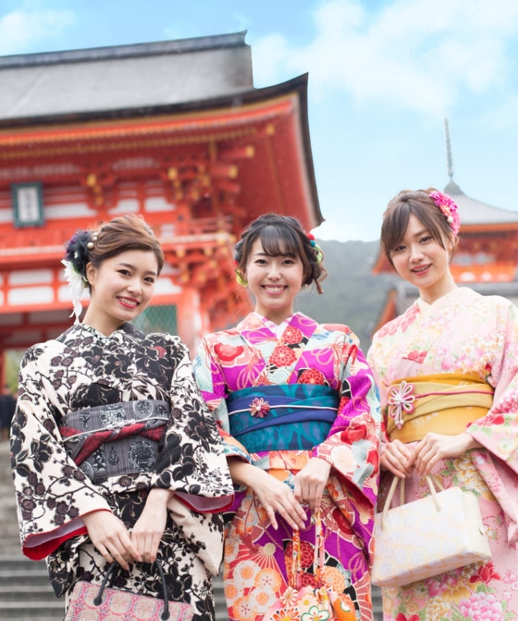 京都で人気のレンタル着物の着用イメージ（祇園の八坂神社）