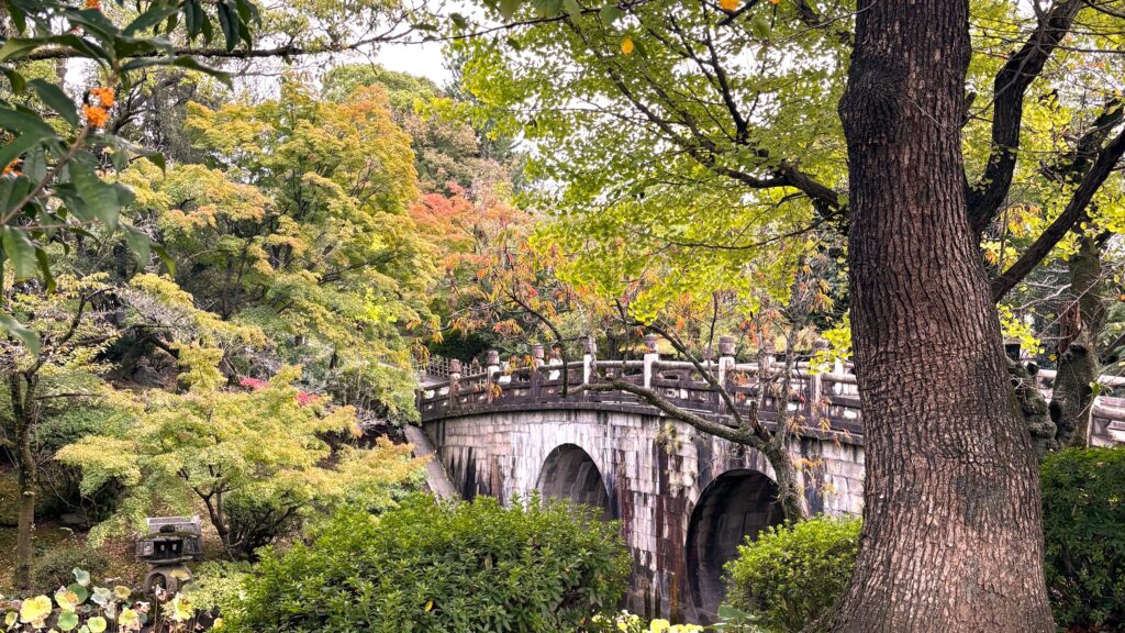 桜と紅葉が美しい【大谷本廟】