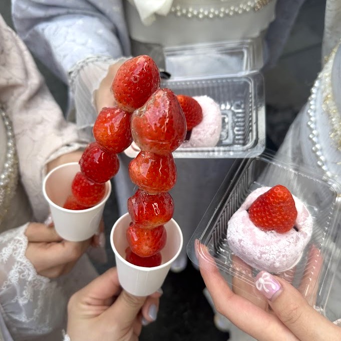 清水寺周辺着物で食べ歩き
まるもちやのイチゴ飴とイチゴ大福